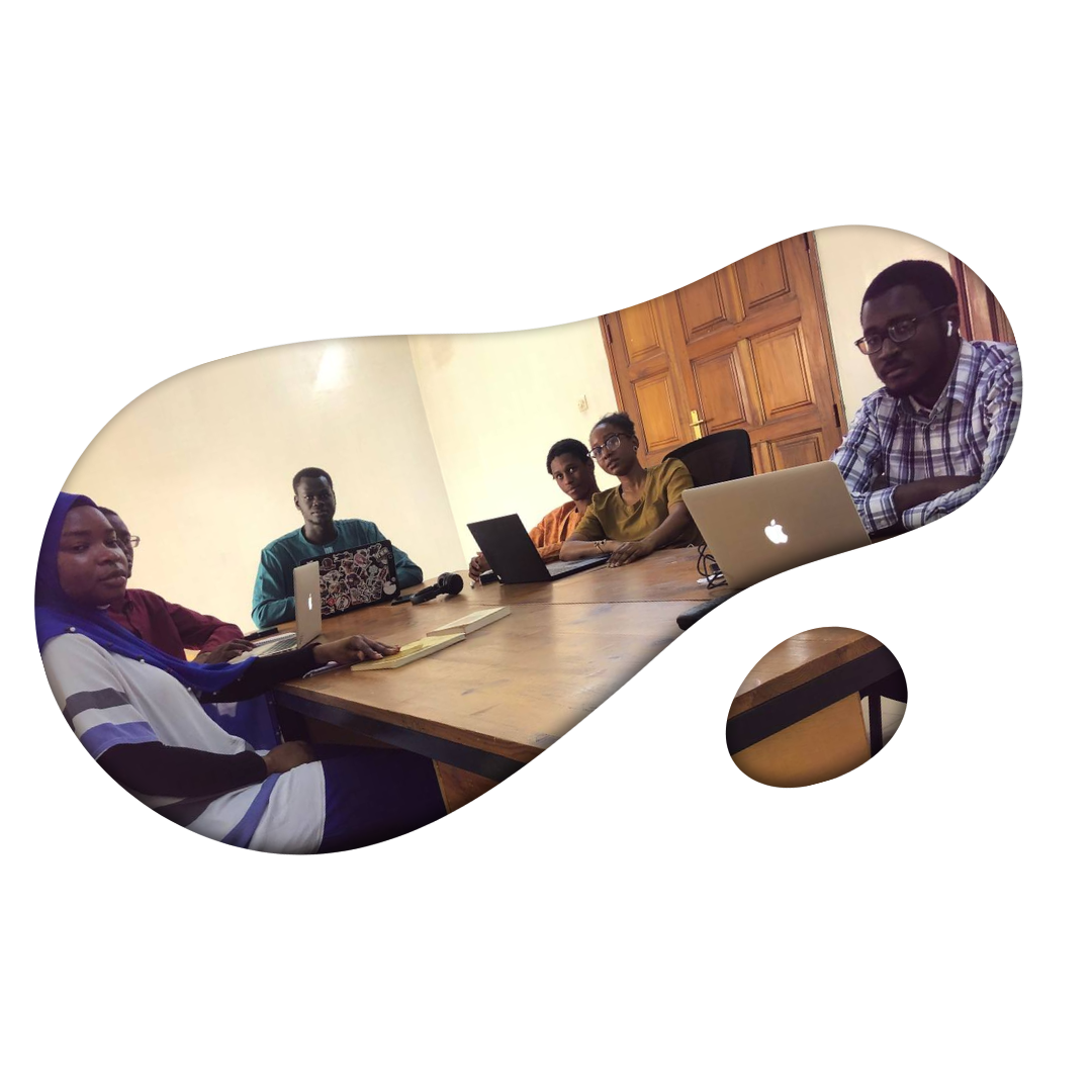 Étudiant avec ordinateur